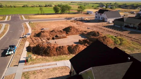 un tiro de drones girando alrededor de un agujero excavado recientemente para el comienzo de una nueva casa a punto de construir
