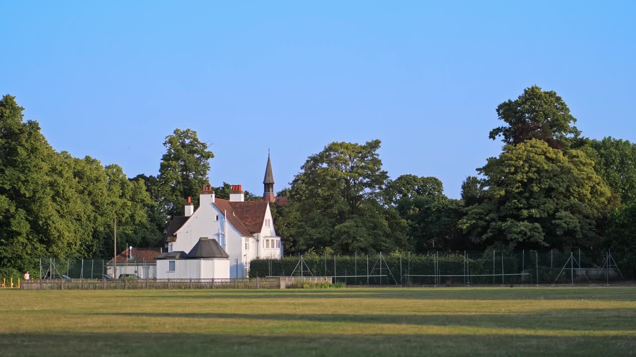 숲, 작은 성 근처의 잔디밭에 있는 특이한 아름다운 건물의 정적 촬영