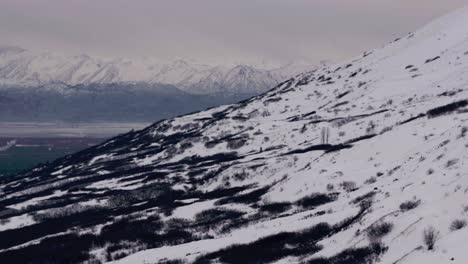 Flug-über-Gefrorene-Berglandschaft-In-Anchorage,-Alaska