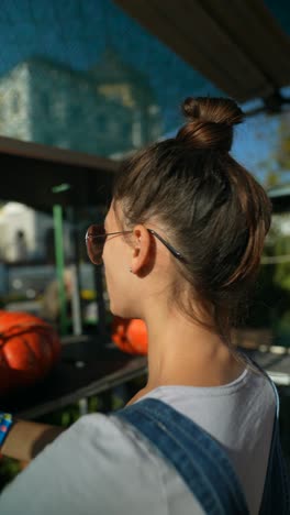 mujer en el mercado de un granjero con una calabaza
