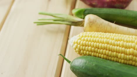 video de verduras frescas con espacio de copia sobre un fondo de madera