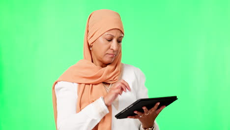 Musulmán,-Mujer-Y-En-Línea-En-Tableta-En-Estudio