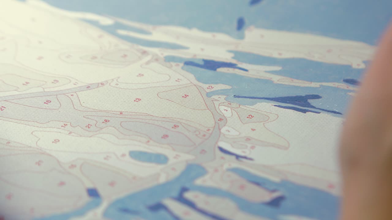 primer plano artista femenina fuera de foco mano sosteniendo pincel y pintura con pintura acrílica gris claro en la plantilla de lienzo, primer plano