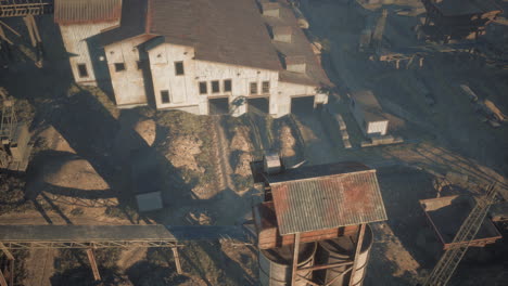 vista aérea de una vieja mina abandonada