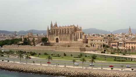 Gotische-Kathedrale-Santa-Maria-An-Der-Küste-Der-Stadt-Palma,-Mallorca