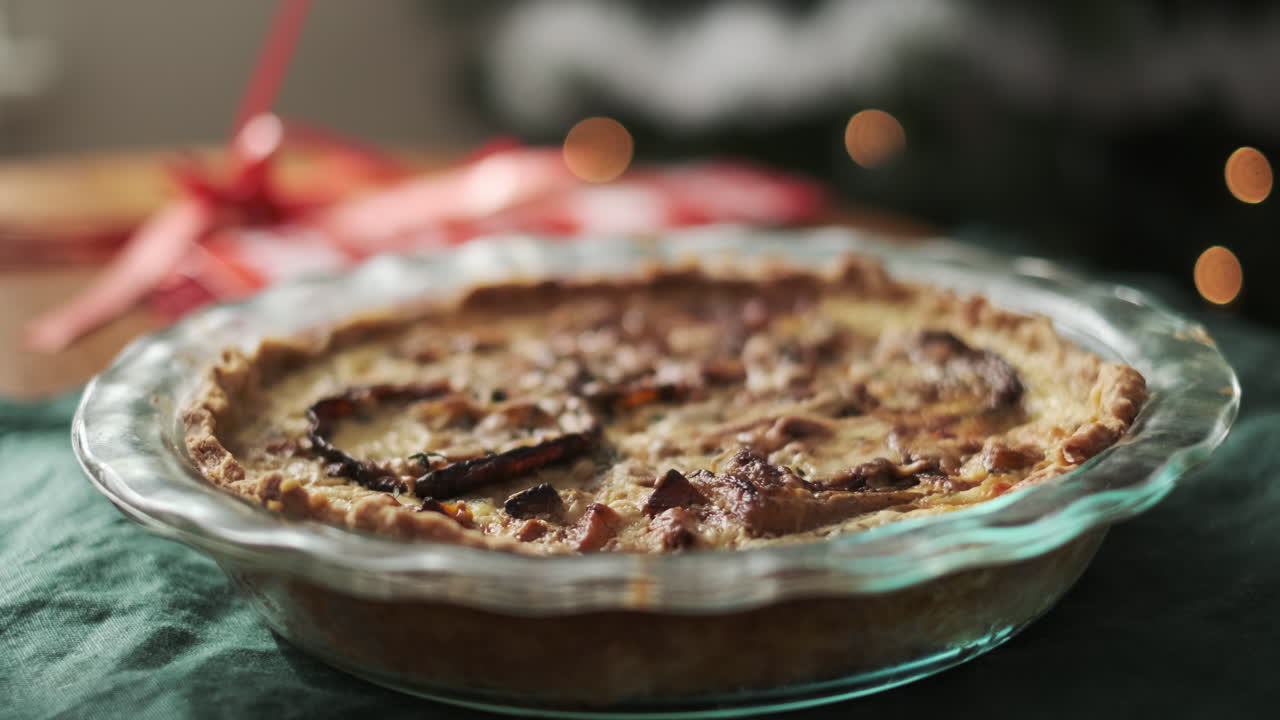 hermoso primer plano de quiche de desayuno navideño