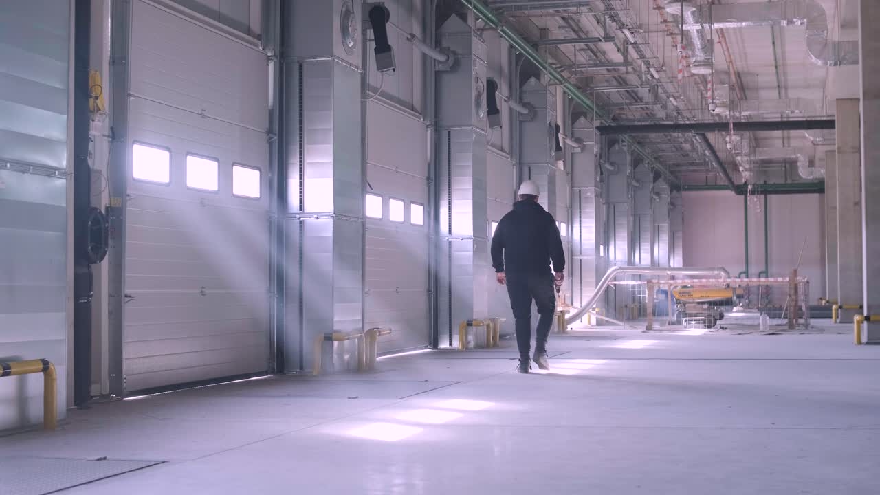 큰 창고에는 자동 게이트가 있습니다. 게이트는 큰 트럭에서 화물을 로딩하는 데 사용됩니다.