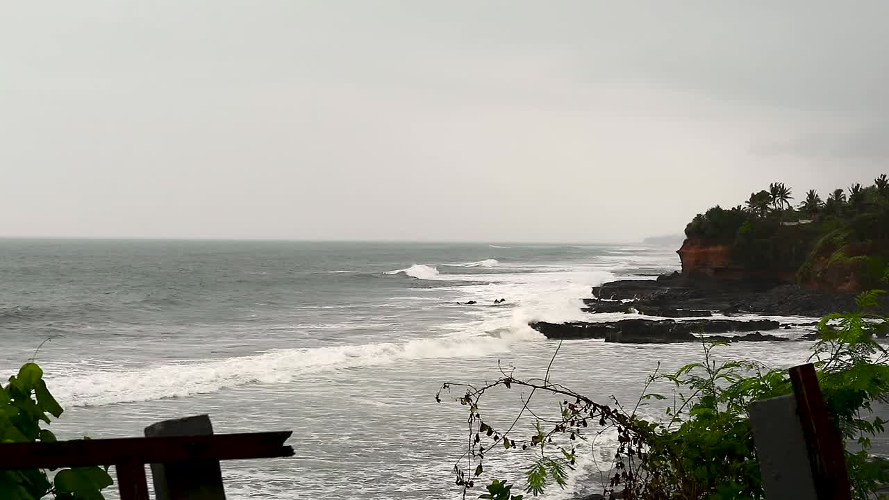 발리 섬의 소카 해변을 강타하는 파도, 변덕스러운 날 정적 거리 촬영