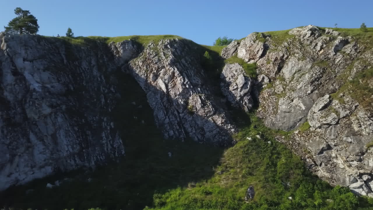 paisaje de montaña rocosa con excursionistas