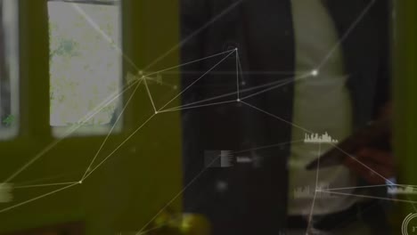 animación de la red de conexión sobre el hombre utilizando el teléfono inteligente