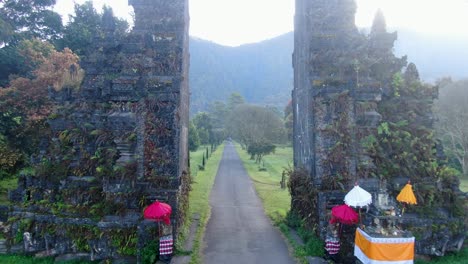 Das-Ikonische-Handara-Golf-Gate-In-Bedugul,-Bali,-Drohne-Fliegt-Bei-Nebligem-Wetter-Durch