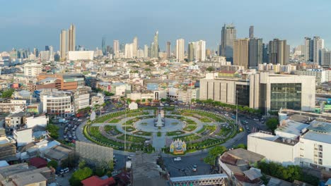 el lapso de tiempo de la rotonda de wongwian yai. vista aérea de los cruces de la carretera. las carreteras forman un círculo en la estructura de la arquitectura y el concepto de transporte tecnológico. ciudad urbana, bangkok, tailandia.