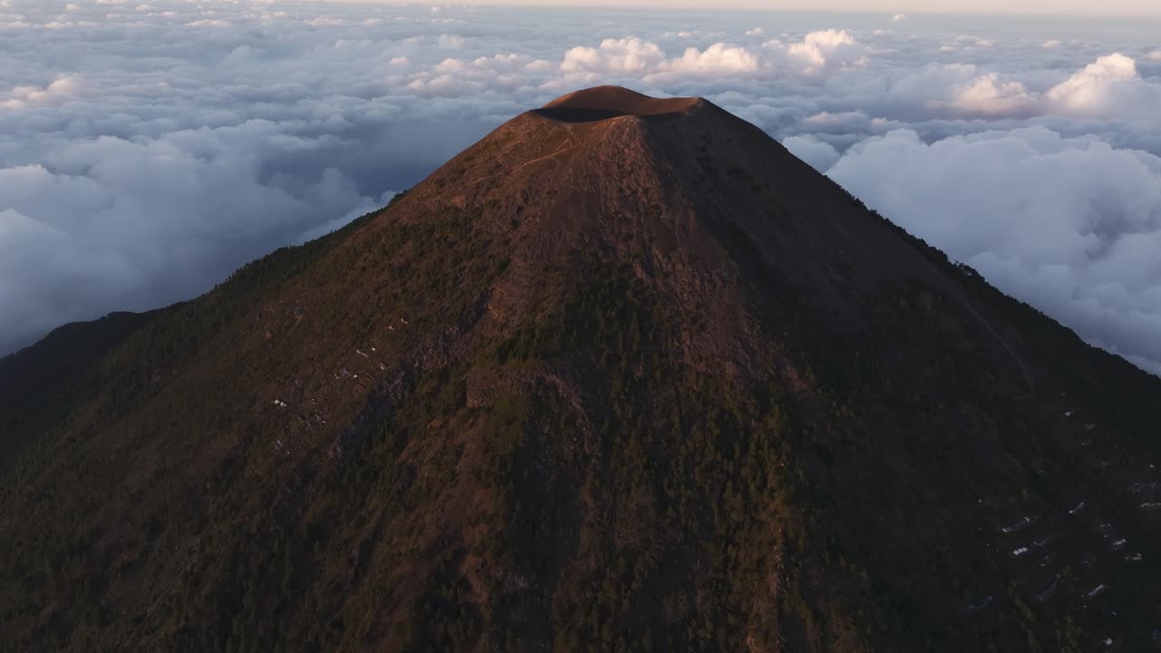el pico del volcán fuego en américa central, vista aérea