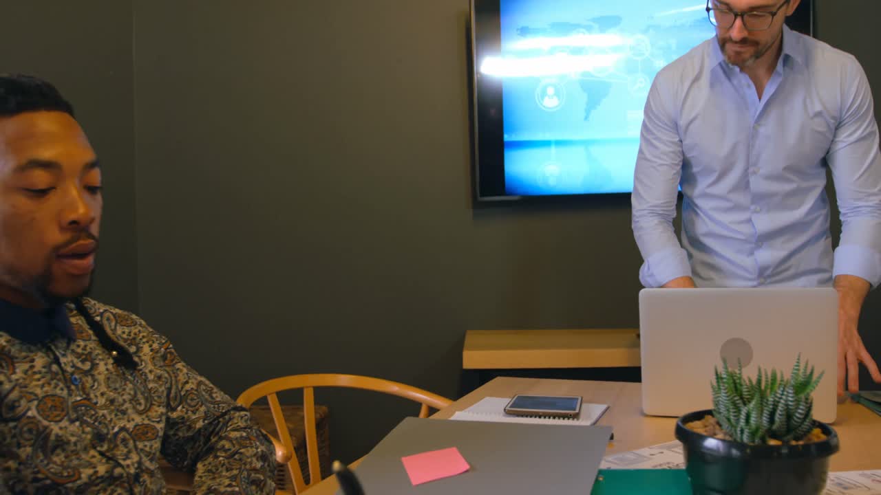 colega de negocios trabajando en la sala de conferencias en la oficina 4k