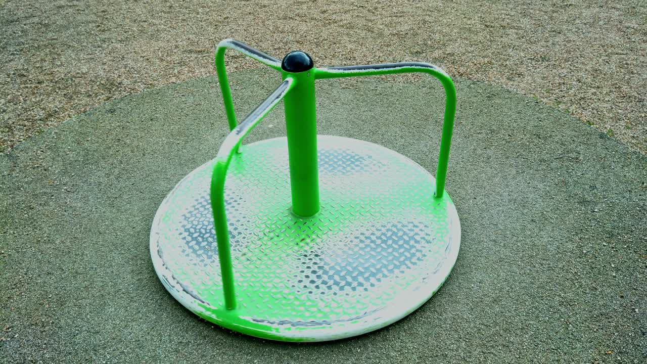 пустая карусель на игровой площадке. дети в школе. закрыто из-за коронавируса, пандемии