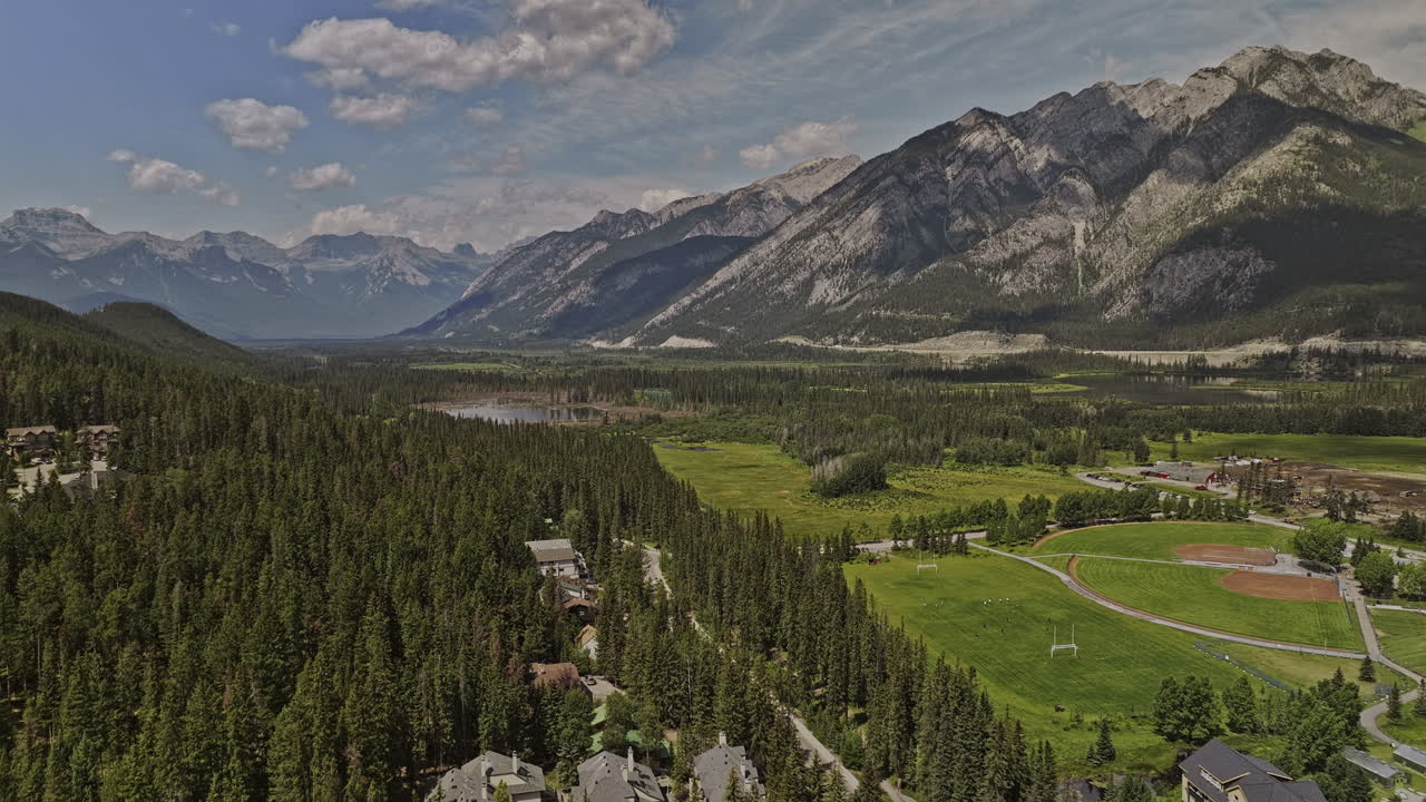 banff ab canada aerial v36 drone flyover valle boscoso capturando casas residenciales, establos de caballos y vistas panorámicas de las cadenas montañosas de norquay y cascade - filmado con mavic 3 pro cine - julio 2023