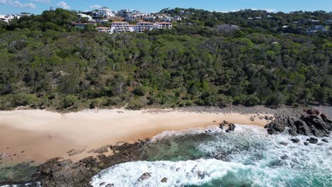 Costa-Rocosa-Y-Con-Vegetación-De-Coolum-Beach-En-La-Costa-Del-Sol,-Región-De-Noosa,-Queensland,-Australia