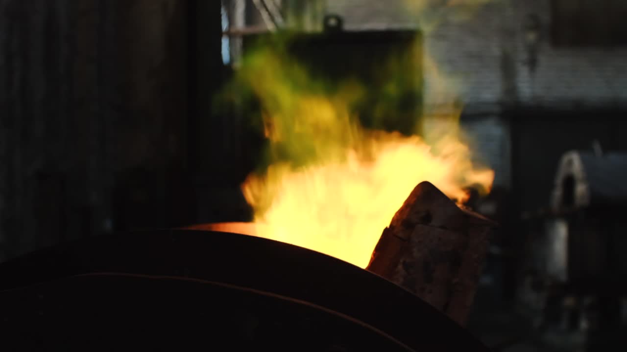 공장에서의 금속 녹이는 과정