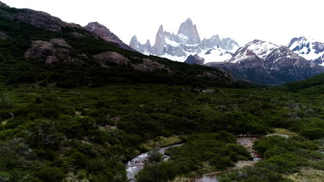 Aéreo---Monte-Fitz-Roy-En-El-Chaltén,-Patagonia,-Argentina,-Tiro-Amplio-Hacia-Adelante