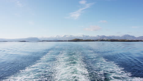 Meerblick-Vom-Schiff-Zurück-Mit-Majestätischer-Bergkette-In-Der-Ferne