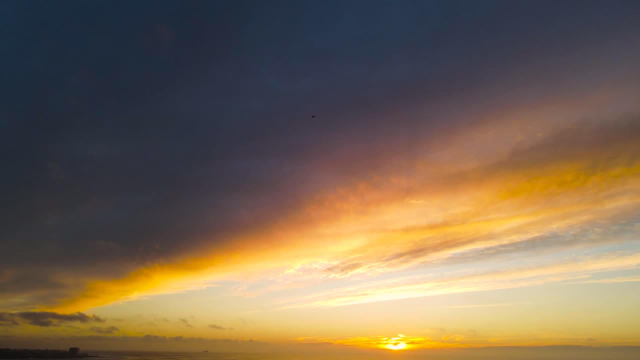 일몰에 구름을 올려다