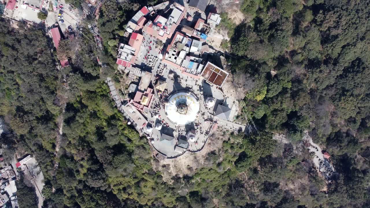 un lapso de tiempo ascendente de la vista aérea hacia abajo de la estupa swayambhunath en la ciudad de katmandú, nepal