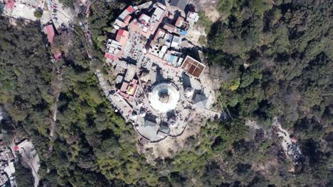 un lapso de tiempo ascendente de la vista aérea hacia abajo de la estupa swayambhunath en la ciudad de katmandú, nepal