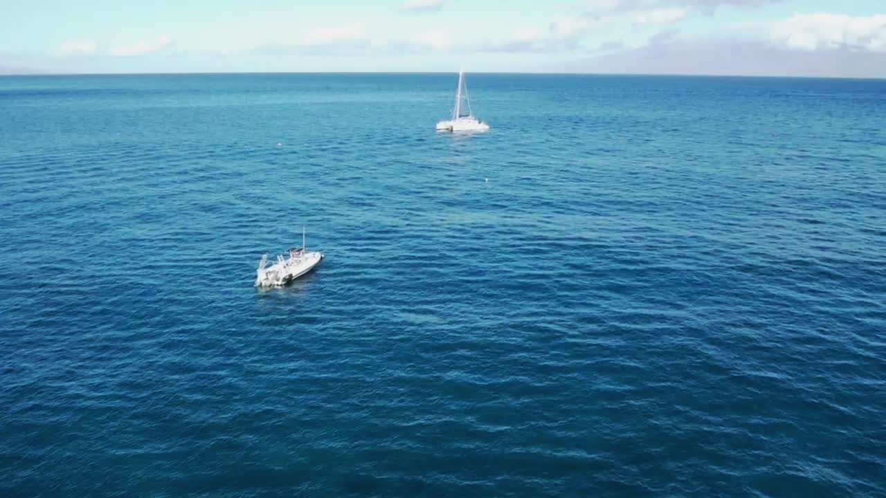 volando por dos barcos en el océano