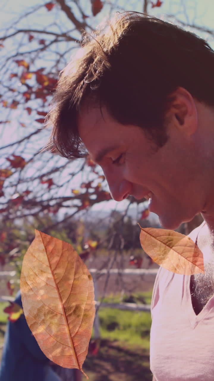 공원에서 행복한 백인 아버지와 딸의 잎의 애니메이션