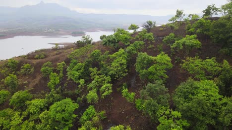 Lonavala-Regnerischer-Sesone-Blick-Auf-Bergstation-In-Der-Nähe-Des-Flusses,-Drohnenaufnahme-Aus-Der-Vogelperspektive