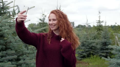 Frau-Macht-Ein-Selfie-Im-Wald