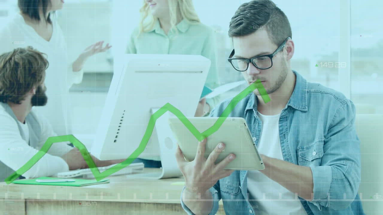 animación del procesamiento de datos estadísticos contra un hombre caucásico pensativo que usa una tableta en la oficina