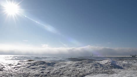 Playa-Cubierta-De-Hielo-Y-Nieve-Con-Faro-En-La-Distancia