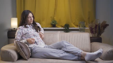 mujer joven con problemas psicológicos en casa por la noche.
