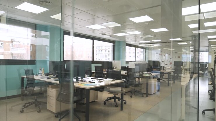 Interior de un luminoso espacio de coworking creativo con escritorios con computadoras