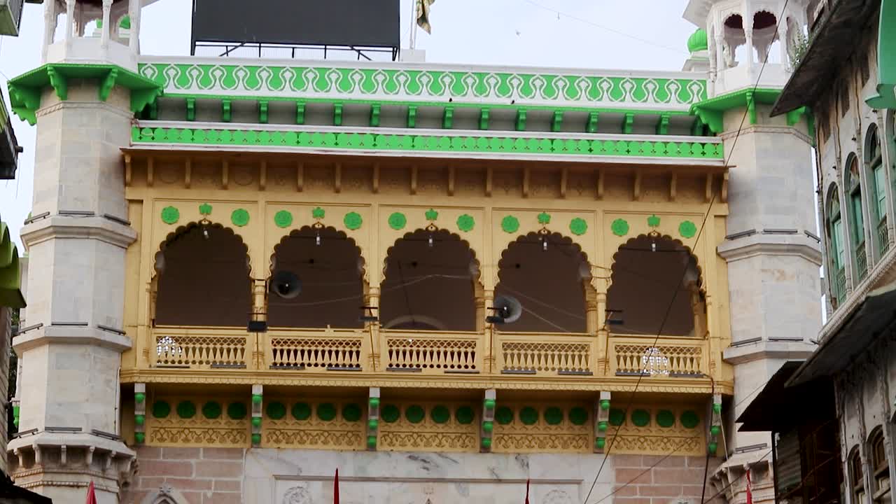 수피 성인 khawaja moinuddin chishti dargah의 고대 수피 무덤은 2023년 8월 19일 ajmer rajasthan의 khwaja gharib nawaz dargah sharif에서 촬영된 비디오입니다.