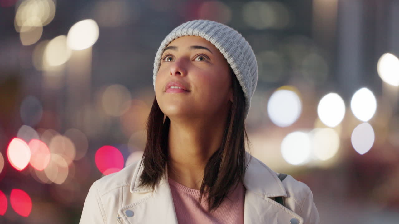 dama en la calle de la ciudad lista para explorar