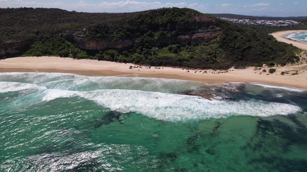 Ghosties Beach con paesaggio marino turchese nel Nuovo Galles del Sud, Australia - Ripresa aerea con drone