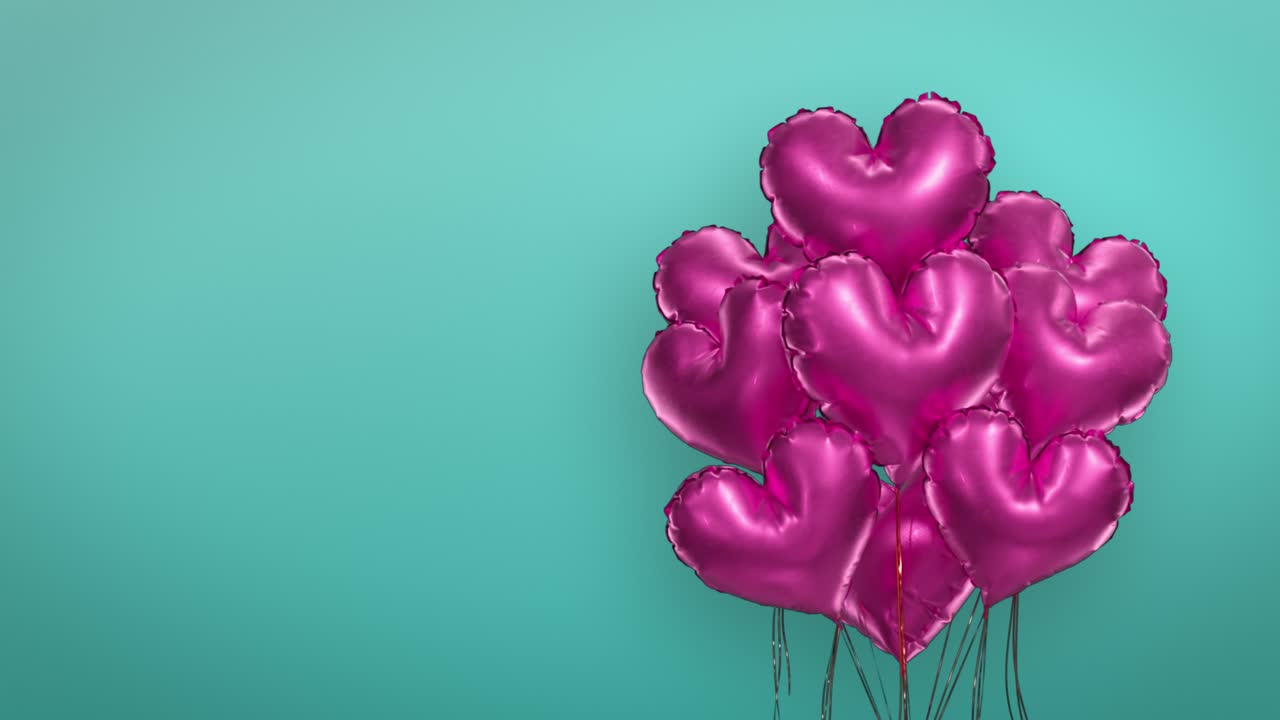 Mazzo di palloncini rosa a forma di cuore su sfondo di betulla