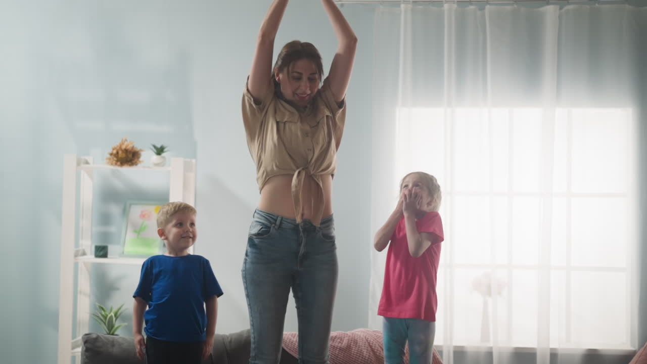 행복한 소년과 겁에 질린 소녀는 엄마가 돼지 은행을  ⁇ 는 걸 봐