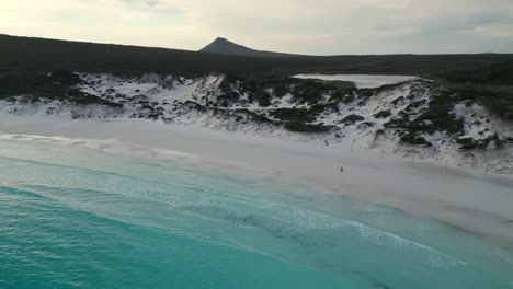 Luftaufnahme-über-Thistle-Cove-In-Cape-Legrand-Mit-Jemandem,-Der-Auf-Dem-Bach-Läuft,-Und-Dem-Frenchman-Peak-Im-Hintergrund,-Cape-Legrand-Nationalpark-In-Der-Nähe-Von-Esperance,-Westaustralien