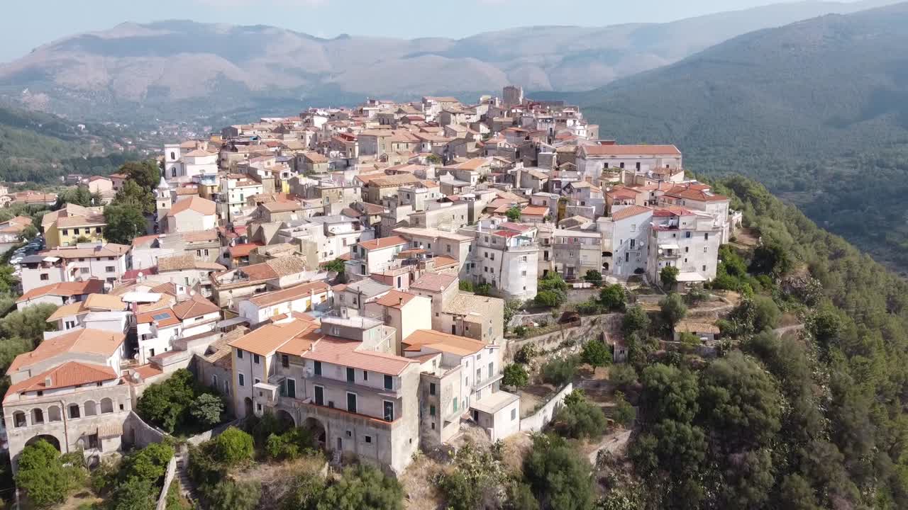 vista aérea de camerota, pueblo italiano en la cima de un acantilado en las montañas de los apeninos