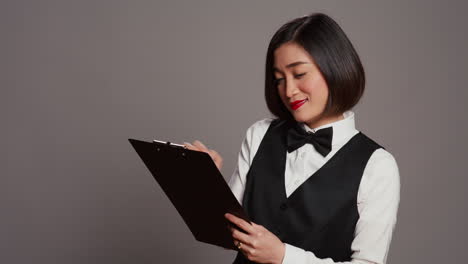 호텔 예약 목록을 작성하는 호스피탈리티 산업 노동자