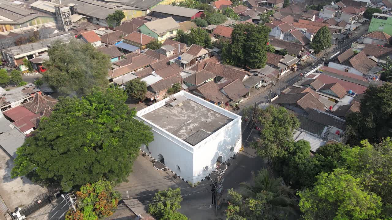vista aérea, kandang menjangan o panggung krapayak, que es parte del eje imaginario del palacio de yogyakarta, se ve elegante con sus paredes blancas