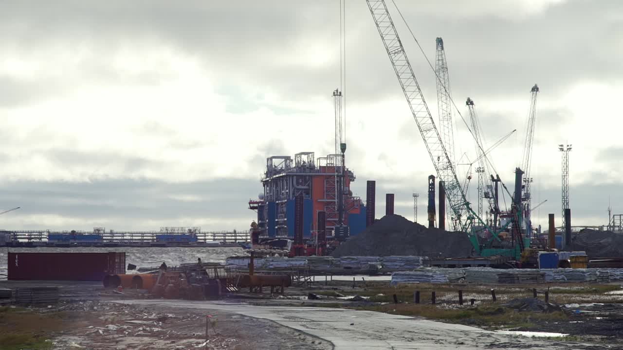 construcción de un gran buque industrial en un puerto
