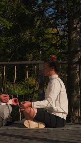 los socios encuentran consuelo en el regazo del lujo del glamping. hombre y mujer jóvenes se involucran concienzudamente en técnicas de yoga dentro de un entorno de retiro ecológico.