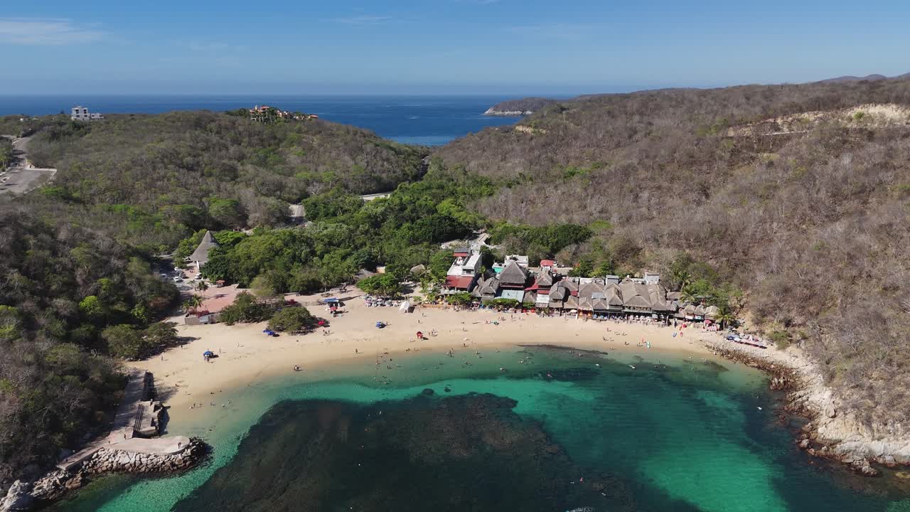 멕시코 후아코 의 플라야 라 덴베르타 에 있는 산호초 를 한눈에 볼 수 있는 높은 전망대
