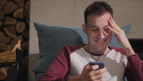 hombre usando teléfono móvil en casa