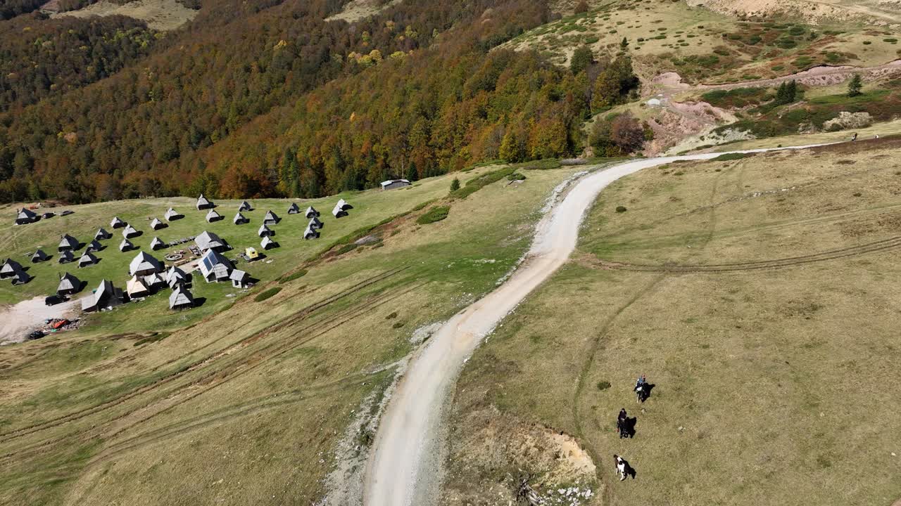 vista aérea de la aldea de montaña