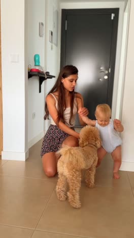 madre y bebé con perro
